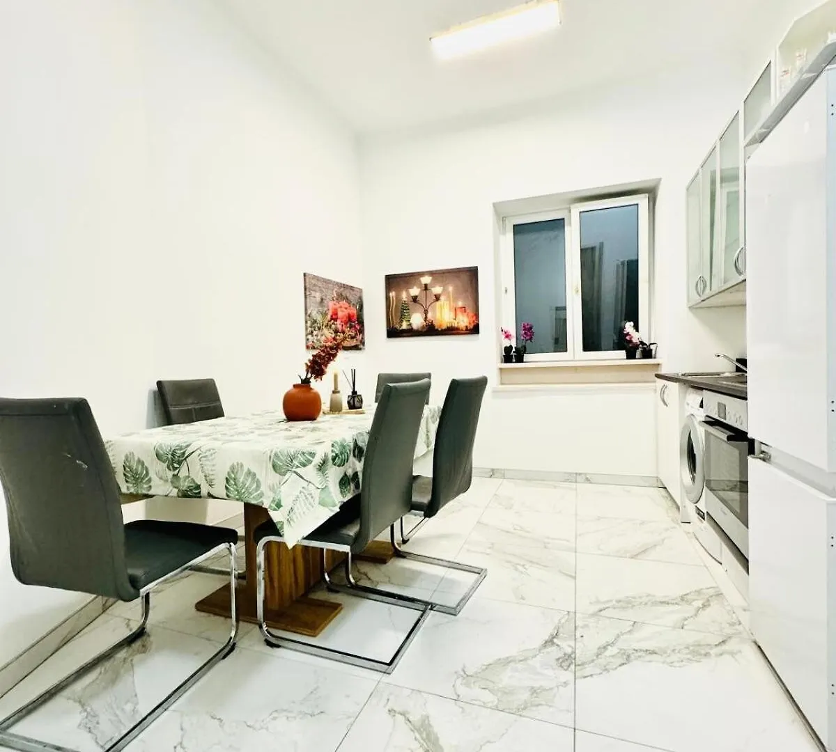Affordable 5 Bedroom Apartment, Near Atzgersdorf Park Viena 0*,  Áustria