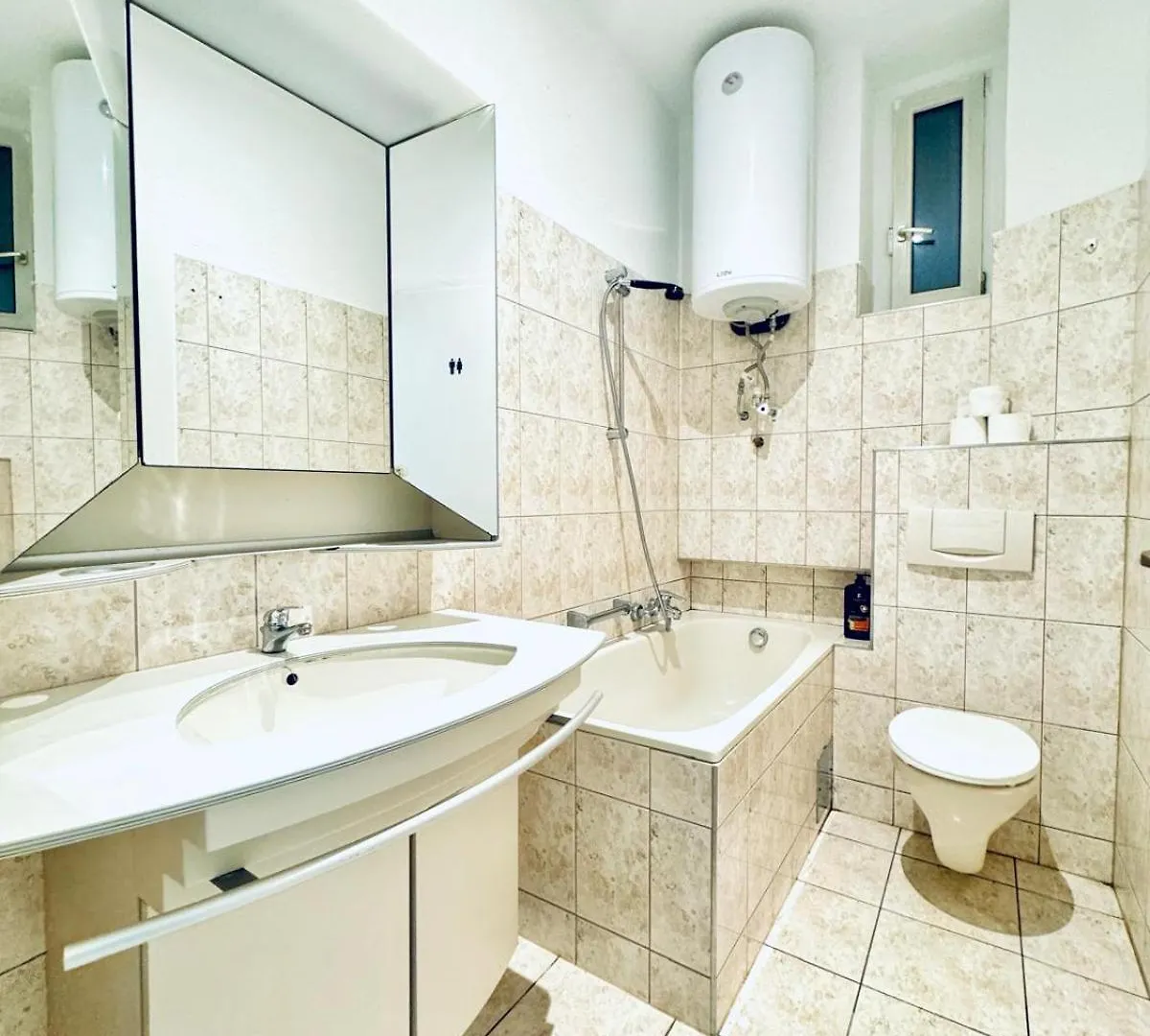 Affordable 5 Bedroom Apartment, Near Atzgersdorf Park Wien 0*,  Österrike