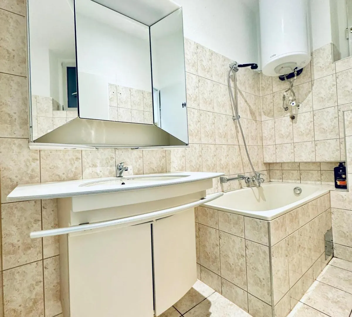 Affordable 5 Bedroom Apartment, Near Atzgersdorf Park Wien Österrike